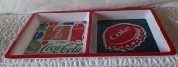 7436-6 € 6,00 coca cola plastic schaal verdeeld in 2 vakken.jpeg